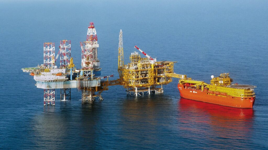 Platform pengeboran lepas pantai dengan aktivitas intervensi sumur