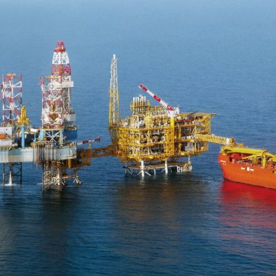 Platform pengeboran lepas pantai dengan aktivitas intervensi sumur